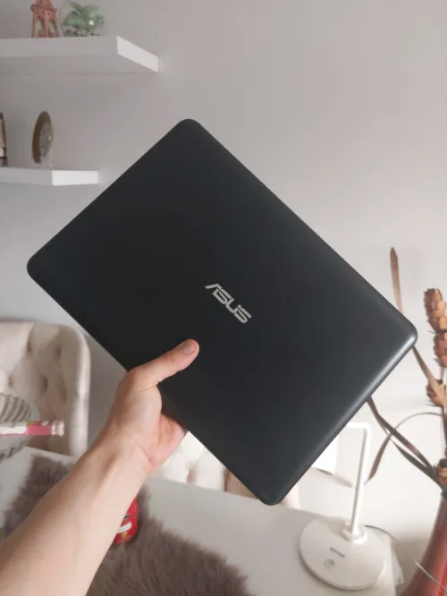 À VENDRE  PC Portable ASUS E402Y Compact & Fiable