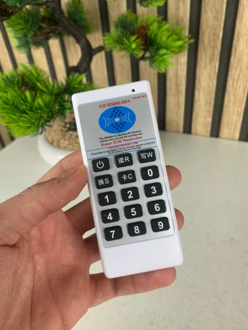 Copieur de Cartes Multifréquences avec Signal dAvertissement