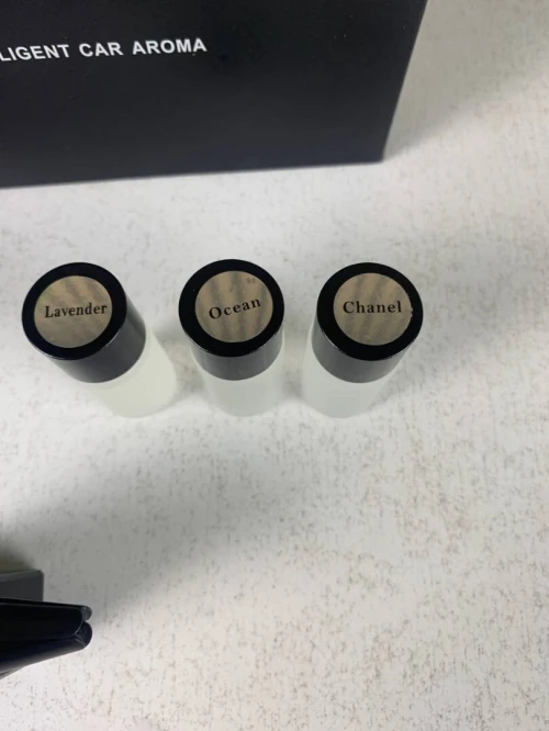 Diffuseur Parfum Voiture à Clip Climatisation Kit avec 3 Recharges