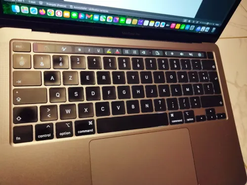 MacBook pro touch bar 