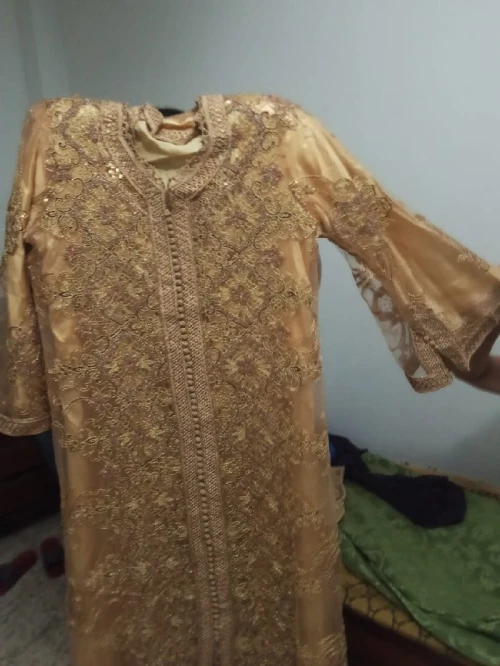 Tasdira bonne occasion :  caftan doré, robe de soirée mauve et djeba anabia rose clair