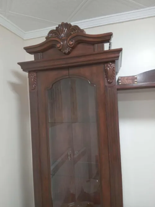مكتبة كبيرة الحجم بعدة رفوف