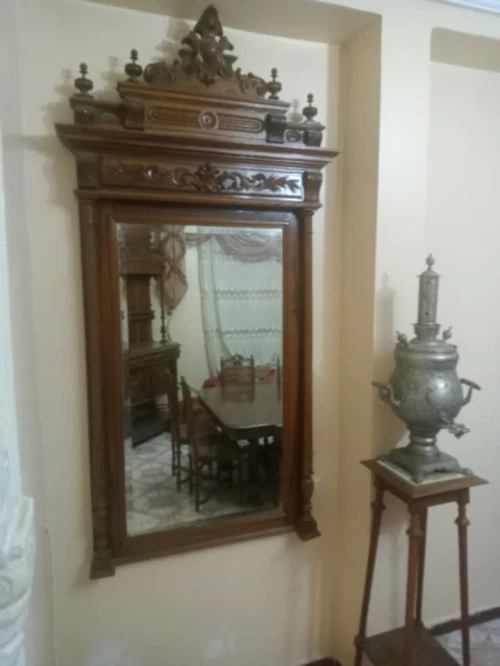 Meuble coloniale