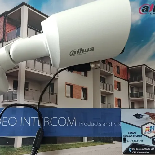 caméra de surveillance et système d'alarme
