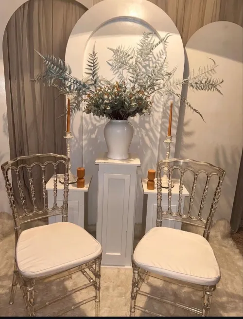 Chaises Napoléon transparentes + tables avec nappe
