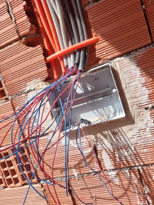 Electricien كهربائي