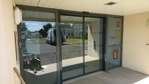 réparation porte automatique vitrée / vitrine électrique / porte coulissante