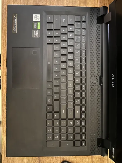 Laptop gaming gigabyte aero 17 I7 10H RTX 2080 8Gb DDR4 32Gb SSD 512Gb