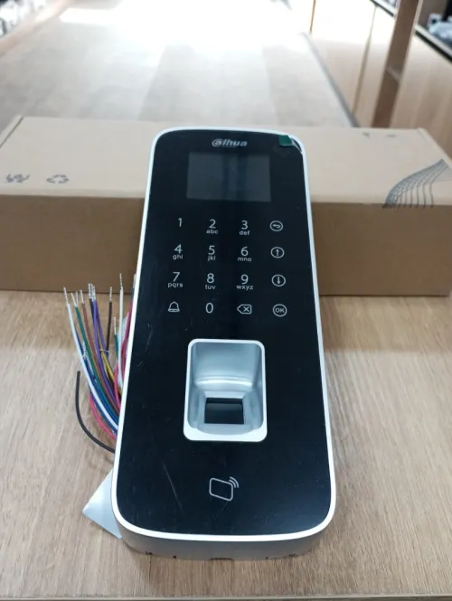 Lecteur de controle d'accès avec Clavier , Empreinte et Carte Mifare DH-ASI1212D