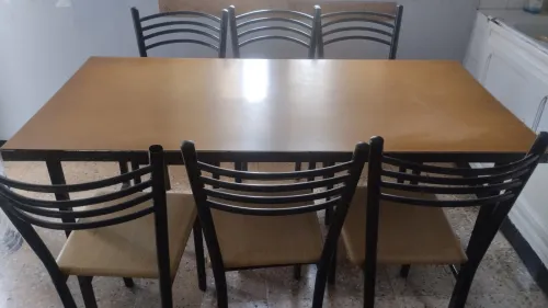Une table en acier