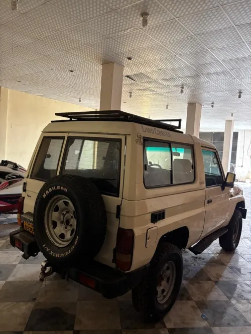 Toyota Land Cruiser 1993 Court