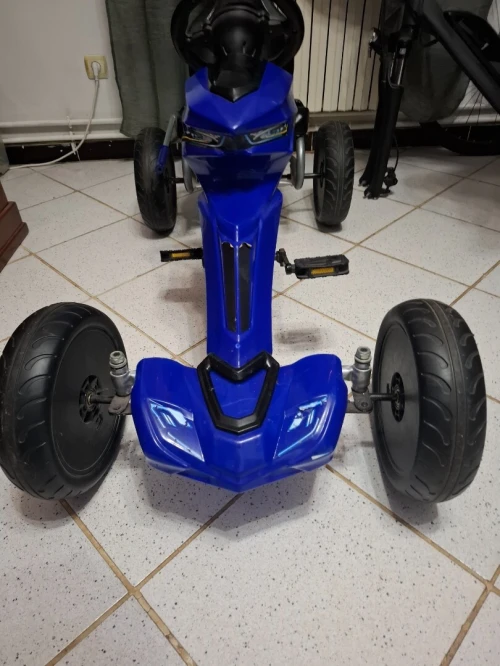 Voiture a pédales pour enfants