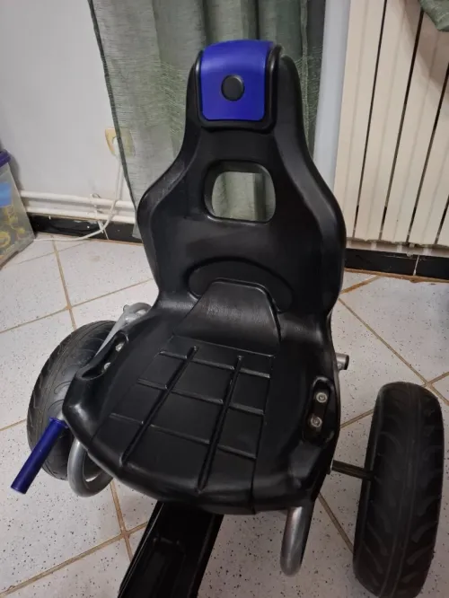Voiture a pédales pour enfants