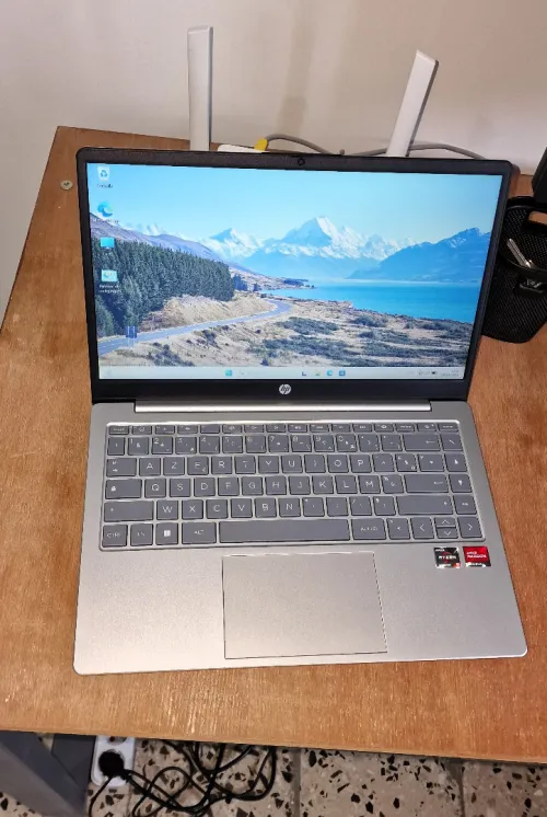 HP ryzen 5 7520u 8gb 256 SSD
