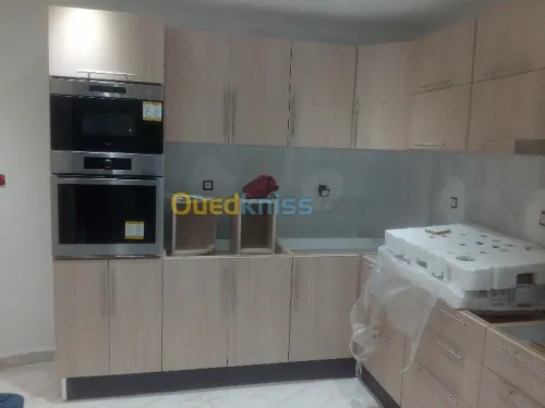 marche contre marche et cuisines 