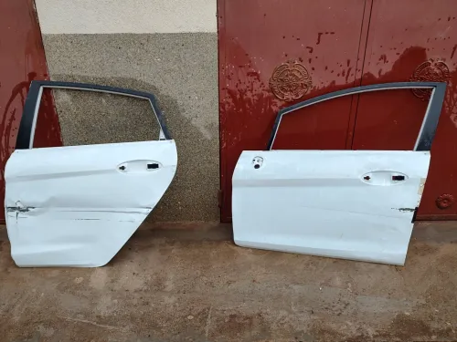 Porte avant et arrière côté chauffeur Ford Fiesta .couleur blanche