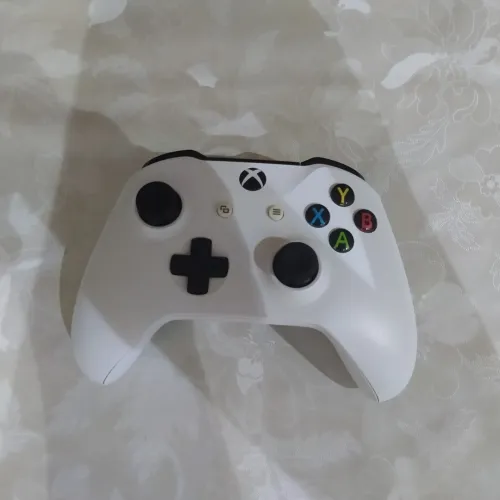Xbox one s 1tb + 2 manettes + cd FC 24 