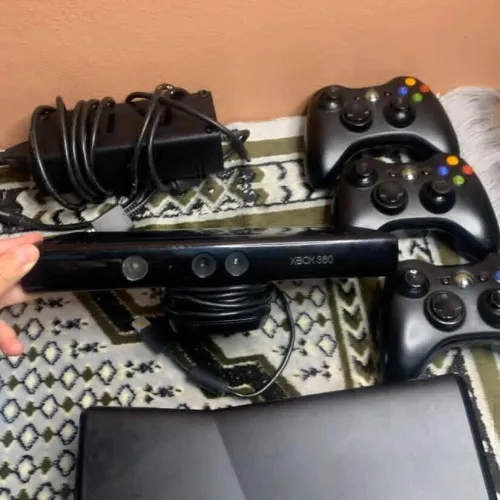 Xbox 360 slim avec Quinect 3 manette original