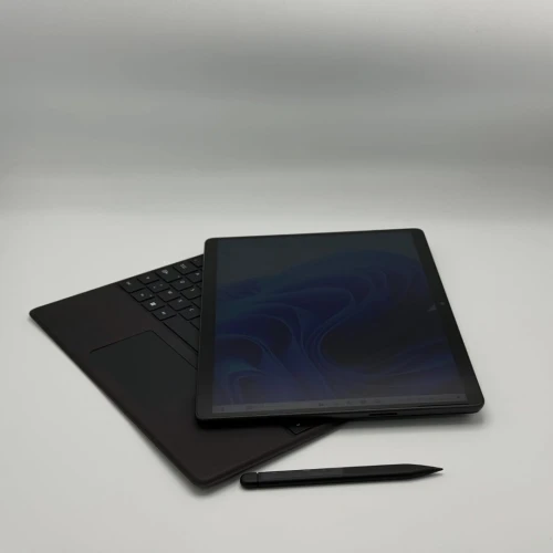 Microsoft Surface Pro 9 / i5-1245U / 16Go DDR5 / 256Go SSD / 13 Tactile