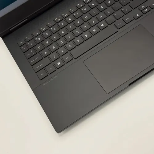 HP OMEN 16 / RYZEN 7 7840H / 16Go DDR5 / 512SSD / NVIDIA RTX 4060 8Go / 16 FHD 165Hz