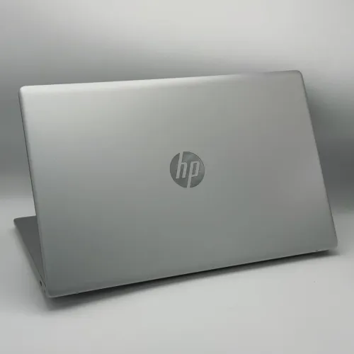HP Laptop 17 / i3-N305 / 8 Go DDR5 / 256 Go SSD / 17.3