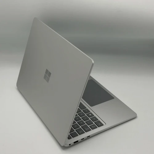 Microsoft Surface Laptop 7 / Snapdragon X Plus / 16 Go DDR5X / 256 Go SSD / 13.4 QHD 120Hz Tactile