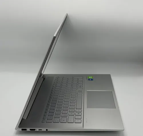 HP ENVY 17 / i7-1195G7 / 16 Go / 1 To SSD / MX450 / 17.3 FHD