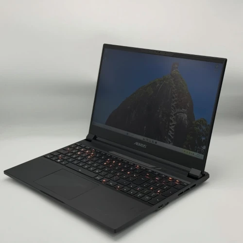 Gigabyte AORUS 15X ASG / i7-13700HX / 16 Go DDR5 / RTX 4070 / QHD 240Hz