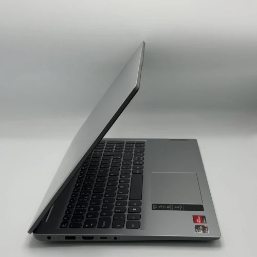 Lenovo IdeaPad Slim 1 / Ryzen 3 7320U / 8 Go DDR5 / 512 Go SSD / 15.6 FHD