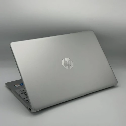 HP Laptop 15 / i5-1235U