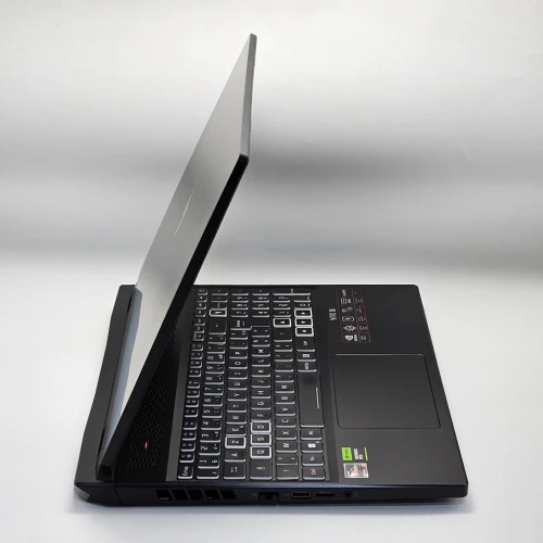 ACER NITRO 16 / 13th RYZEN 7 7840HS/ 16GO DDR5 / 1TO SSD / NVIDIA RTX 4050 06GO / 16" 165Hz FHD+