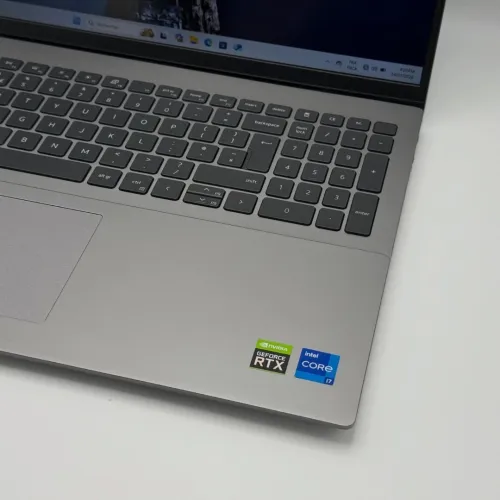 Dell Inspiron 16 / i7-1360P / 16 Go DDR5 / 512 Go SSD / RTX 2050 / 16 FHD+