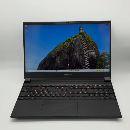 Gigabyte AORUS 15X ASG / i7-13700HX / 16 Go DDR5 / RTX 4070 / QHD 240Hz