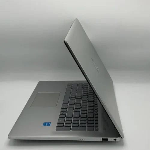 HP Laptop 17 / i3-N305 / 8 Go DDR5 / 256 Go SSD / 17.3
