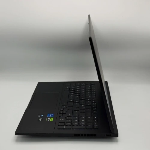 HP OMEN 16 / i7-14650HX / RTX 4070 / 16 Go DDR5 / QHD 240Hz