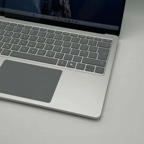 Microsoft Surface Laptop 7 / Snapdragon X Plus / 16 Go DDR5X / 256 Go SSD / 13.4 QHD 120Hz Tactile