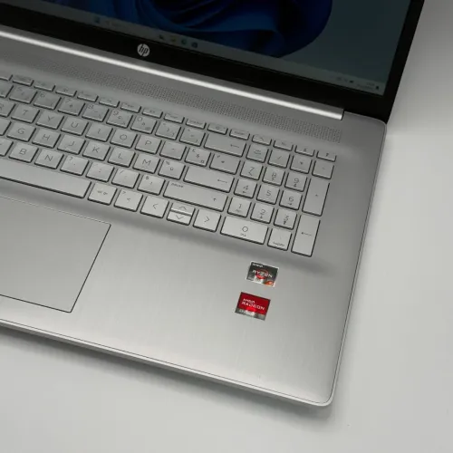 HP LAPTOP 17 / RYZEN 5 7520U / 16Go DDR5 / 512SSD / 17.3 FHD