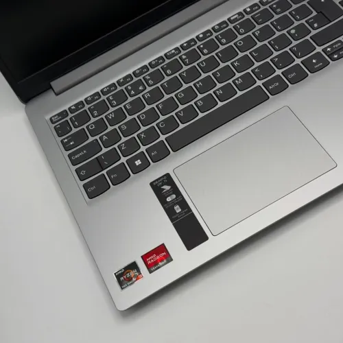 Lenovo IdeaPad Slim 1 / Ryzen 3 7320U / 8 Go DDR5 / 512 Go SSD / 15.6 FHD