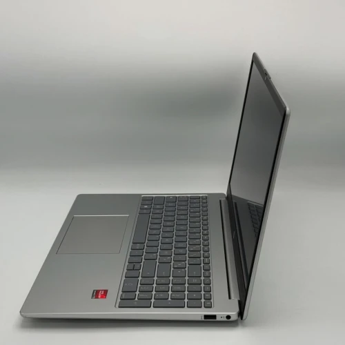HP Laptop 15 / Ryzen 5 7520U / 16 Go DDR5 / 15.6 FHD