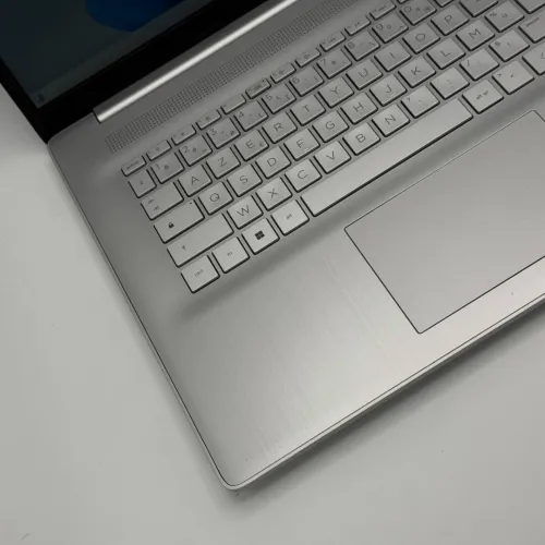 HP LAPTOP 17 / RYZEN 5 7520U / 16Go DDR5 / 512SSD / 17.3 FHD