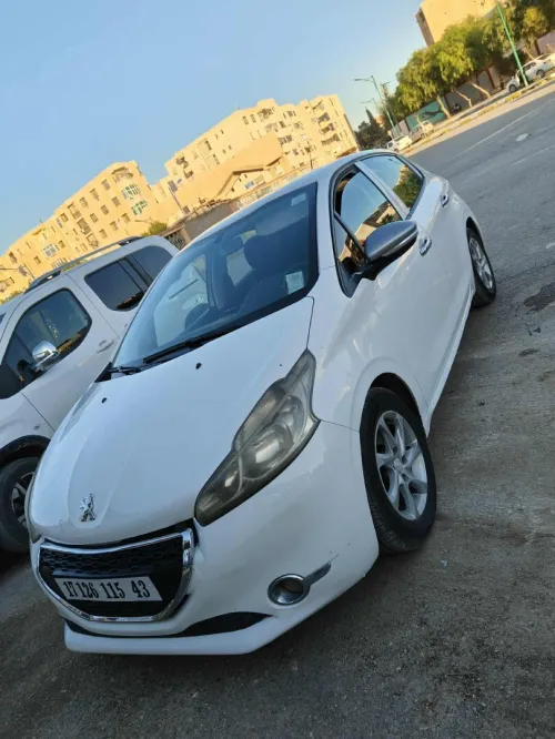 Peugeot 208 2015 Silver Line