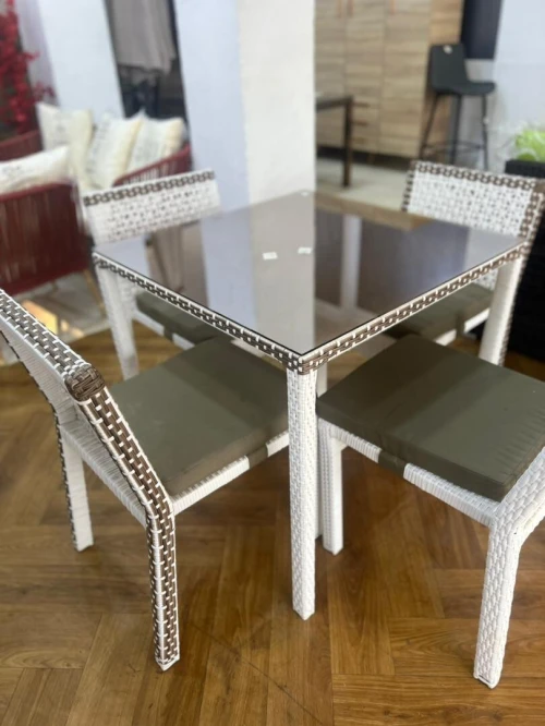 TABLE DE JARDIN EN ROUTIN AVEC 04 CHAISES EN ALUMINUIM
