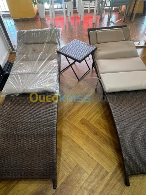 Ensemble de transats en rotin naturel (2 chaises longues + 1 table)