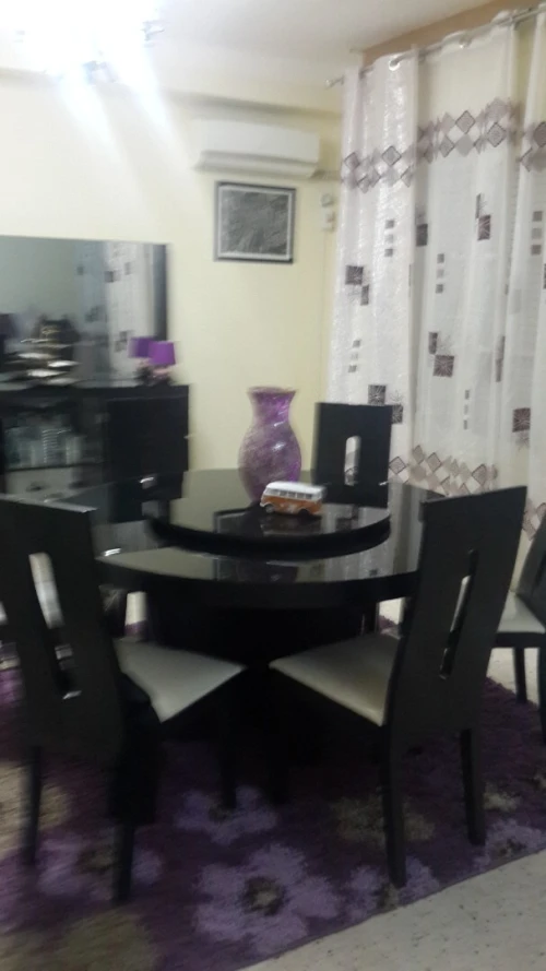 Salan a manger. Table + bahut