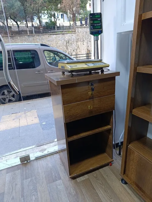 Étagères magasin avec frigo