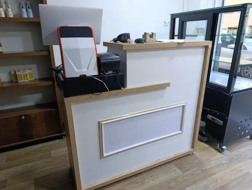 Étagères magasin avec frigo
