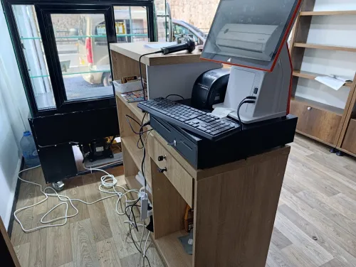 Étagères magasin avec frigo