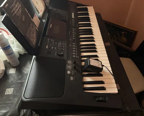 Clavier Yamaha PSR-E463 avec boîte originale