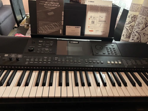 Clavier Yamaha PSR-E463 avec boîte originale