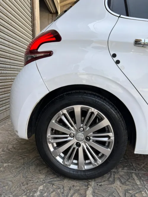 Peugeot 208 2015 Allure Facelift
